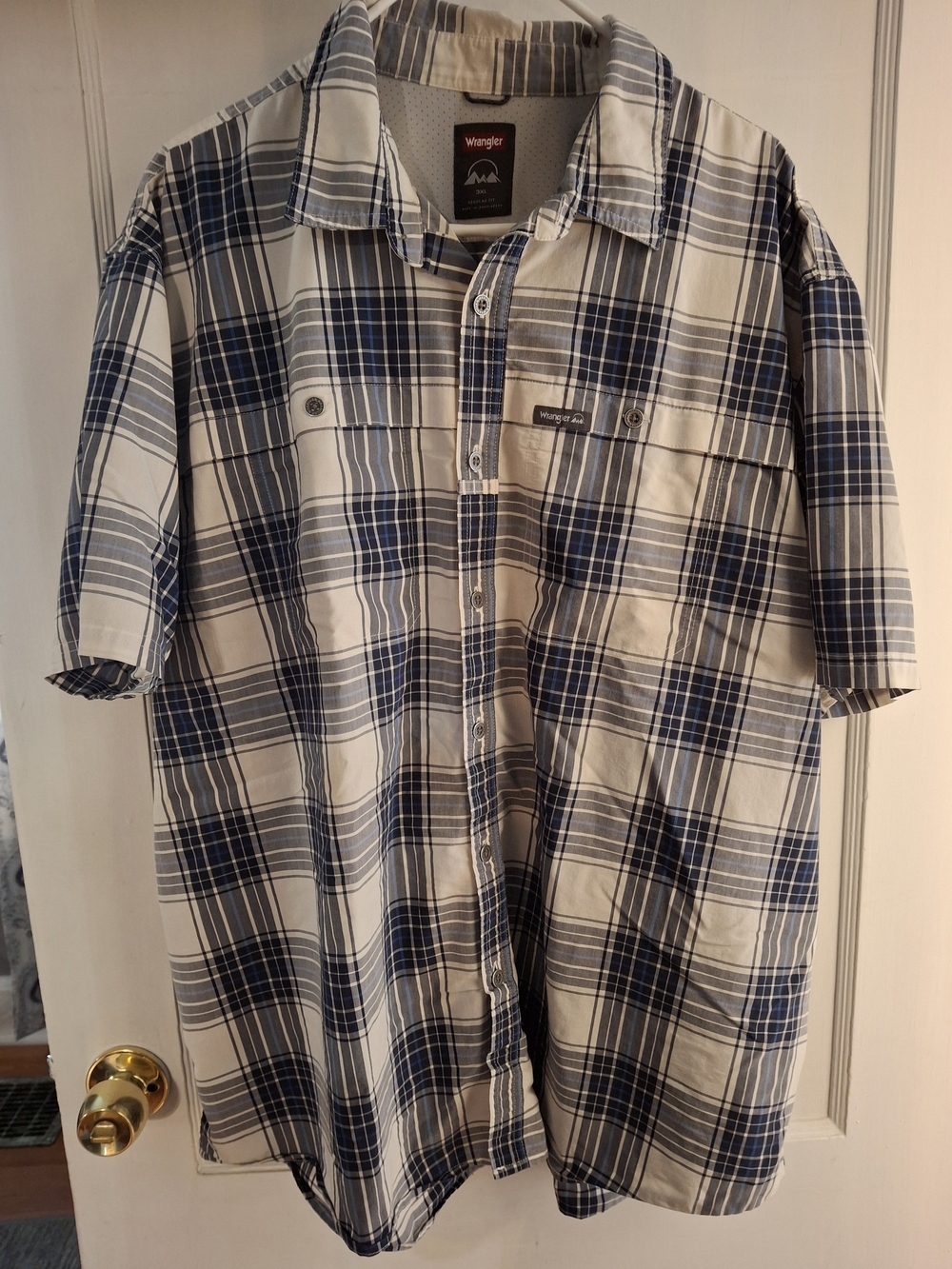 Wrangler Men’s Short Sleeve Plaid Button-Down in Blue and White